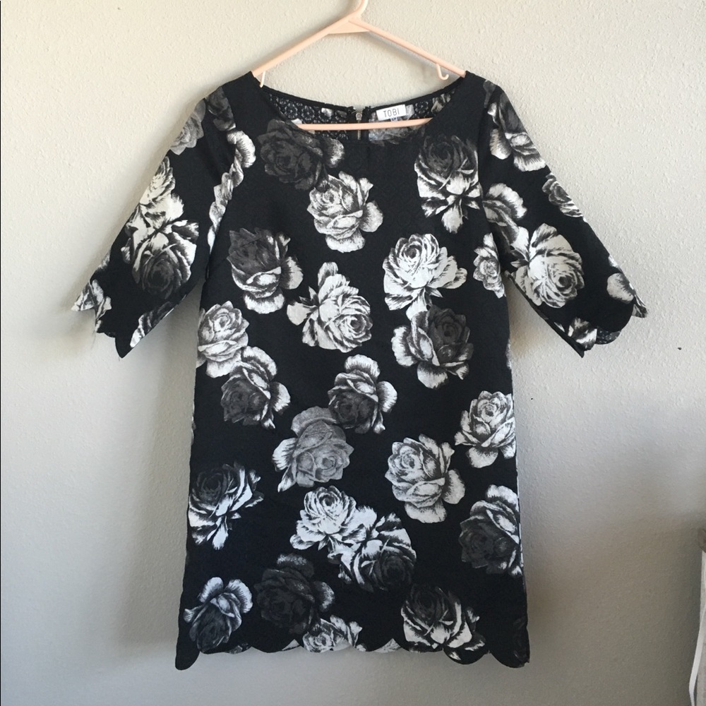 Tobi Scalloped Spring Floral Shift Dress